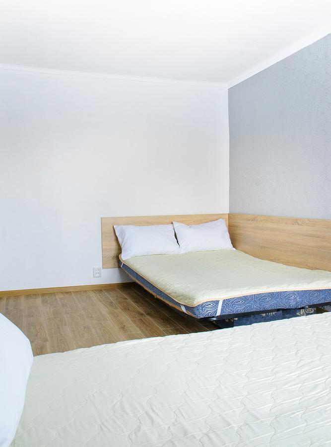 Scandinavian Poltava Apartments With 2 Rooms, 3 Beds 1 Sofa Extérieur photo